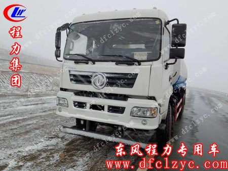 东风后双桥洒水车路上经历风雪