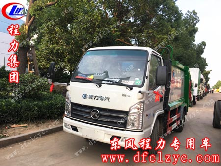 湖北程力凯马压缩垃圾车整装待备准备出厂