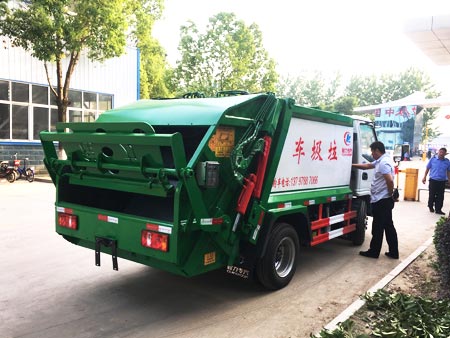 湖北程力凯马压缩垃圾车整装待备准备出厂