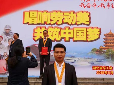 湖北程力党员红旗班班长冉作义师傅获得湖北省劳动模范荣誉称号