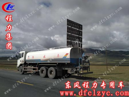 东风后八轮22吨洒水车路过风景图片