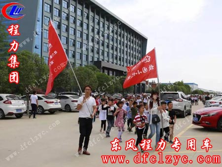 小记者团参观厂区，步调一致纪律严明，这气场和大腕做派令唏嘘感慨