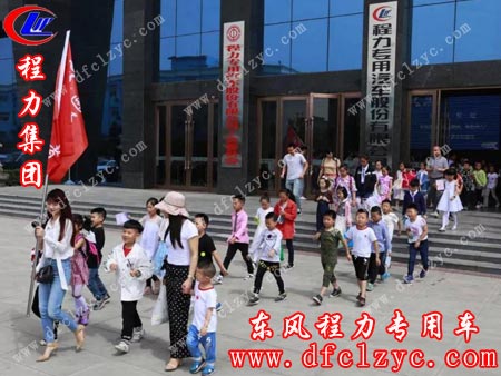 全国首届“魅力随州，多彩程力”抖音短视频优秀作品大赛组委会会长郭双莹（左一）、秘书长蒋礼（右一）带领孩子们参观专汽，并作讲解