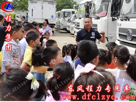 湖北程力市政环保专业厂江主任向小记者们介绍环卫车系列产品