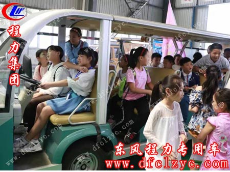 孩子们对程力新能源环卫小天使系列爱不释手，开心体验过了一把瘾