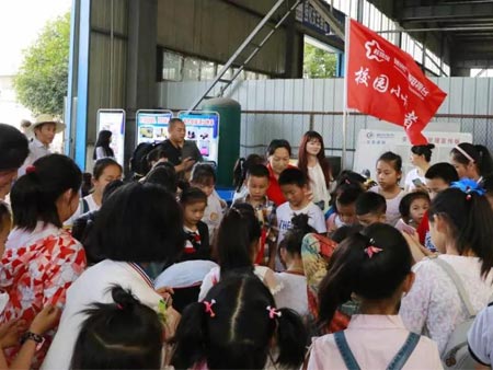 孩子们对程力新能源环卫小天使系列爱不释手，开心体验过了一把瘾