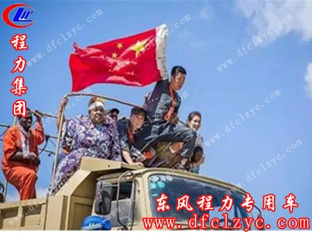 吴京在高举五星红旗安全通过的那一刻让观影者彻底沸腾