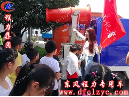 孩子们开心得像快乐的小鸟，纷纷摆拍留念，这个美好的童年记忆已定格在历史长河的画卷里
