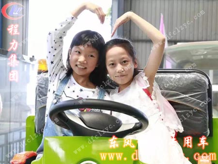 孩子们开心得像快乐的小鸟，纷纷摆拍留念，这个美好的童年记忆已定格在历史长河的画卷里
