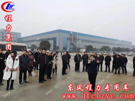 程力集团总经理程阿罗向市委、人大视察团的嘉宾介绍程力商用车二期、三期工程的建设规划情况