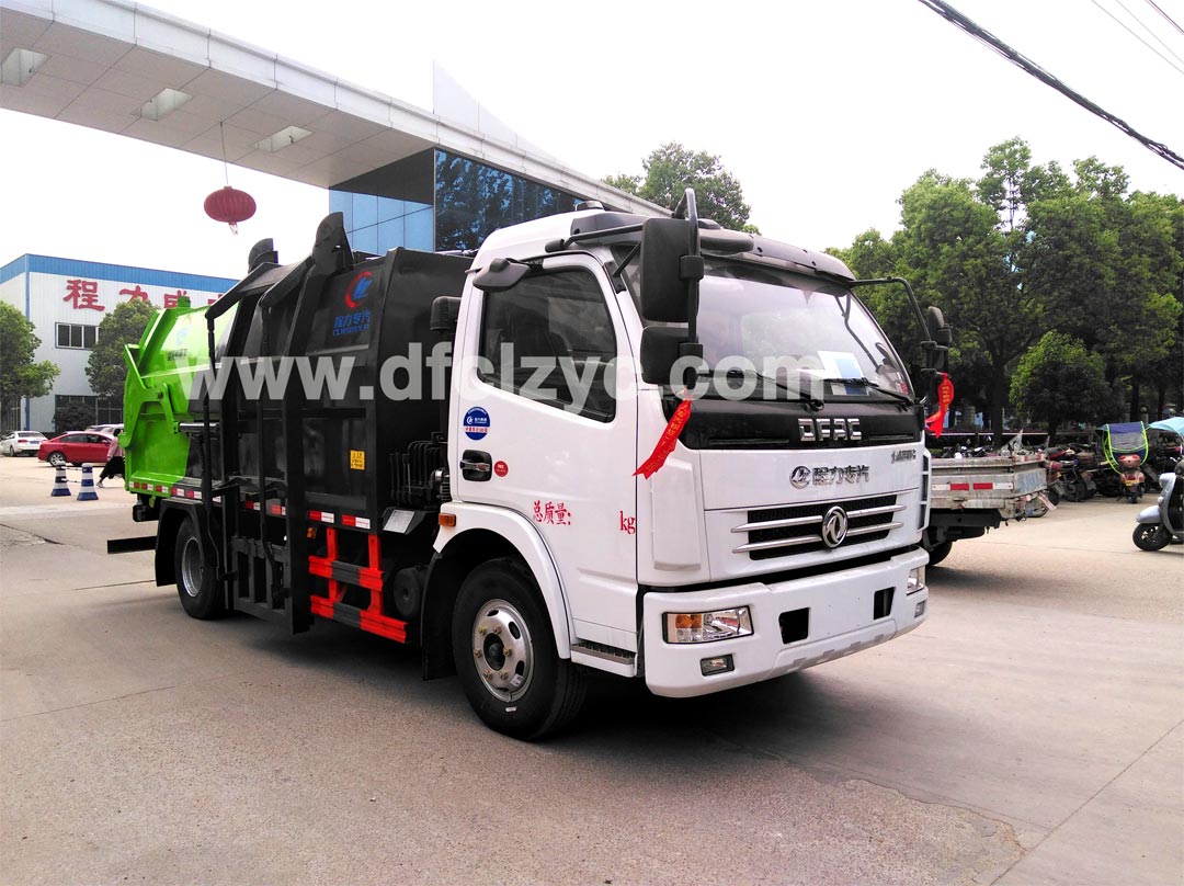 上图为发往长春市的东风大多利卡侧装式压缩垃圾车