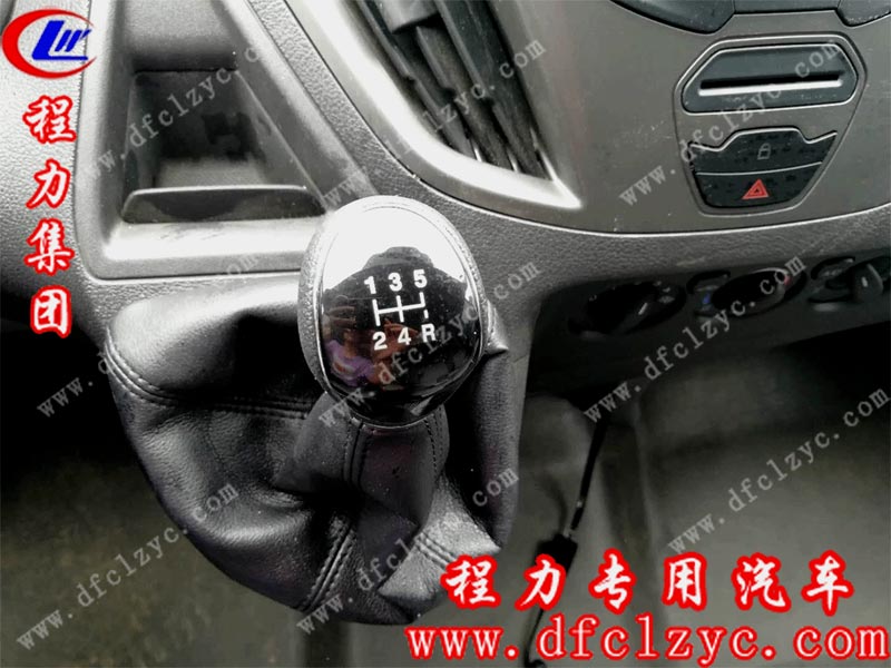 国五福特新全顺V362救护车(汽油版)内饰 国五福特新全顺V362救护车(汽油版)内饰