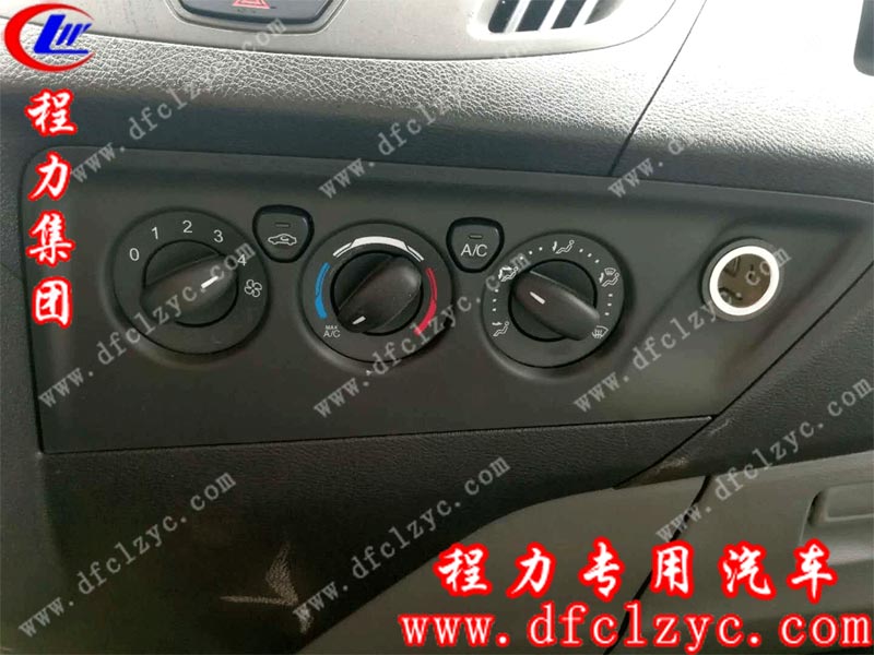 国五福特新全顺V362救护车(柴油版)内饰 国五福特新全顺V362救护车(柴油版)内饰