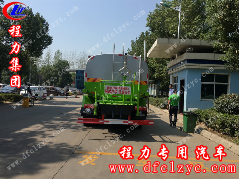 河南客户来程力公司提的国六东风D9洒水车，正在厂区门口等待核对资料出厂