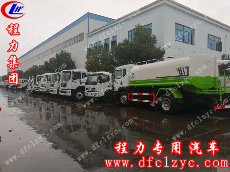 在试水区停放的程力集团洒水车在大雨冲刷后显得一片洁净