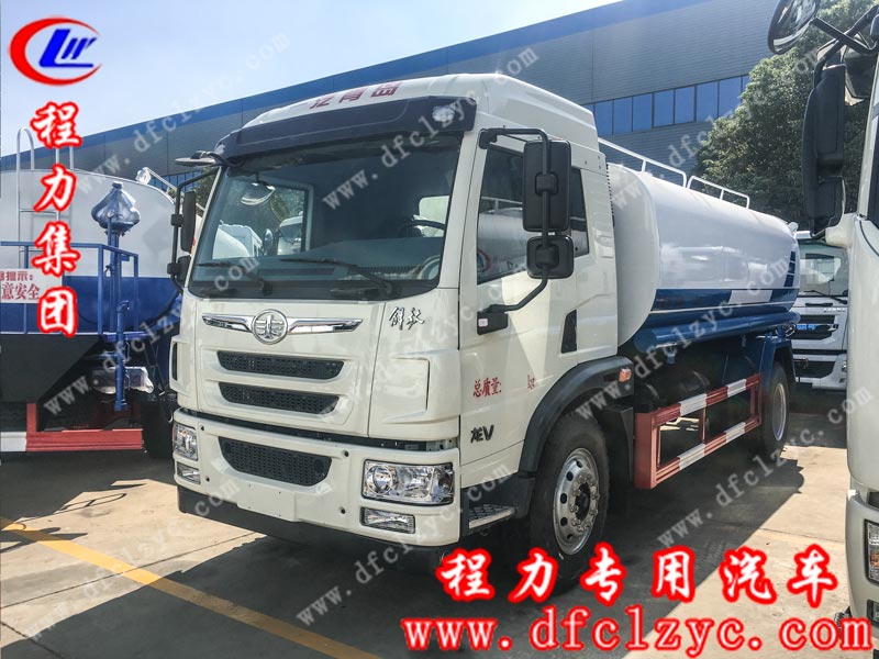 湖北程力集团生产的15吨解放龙V洒水车