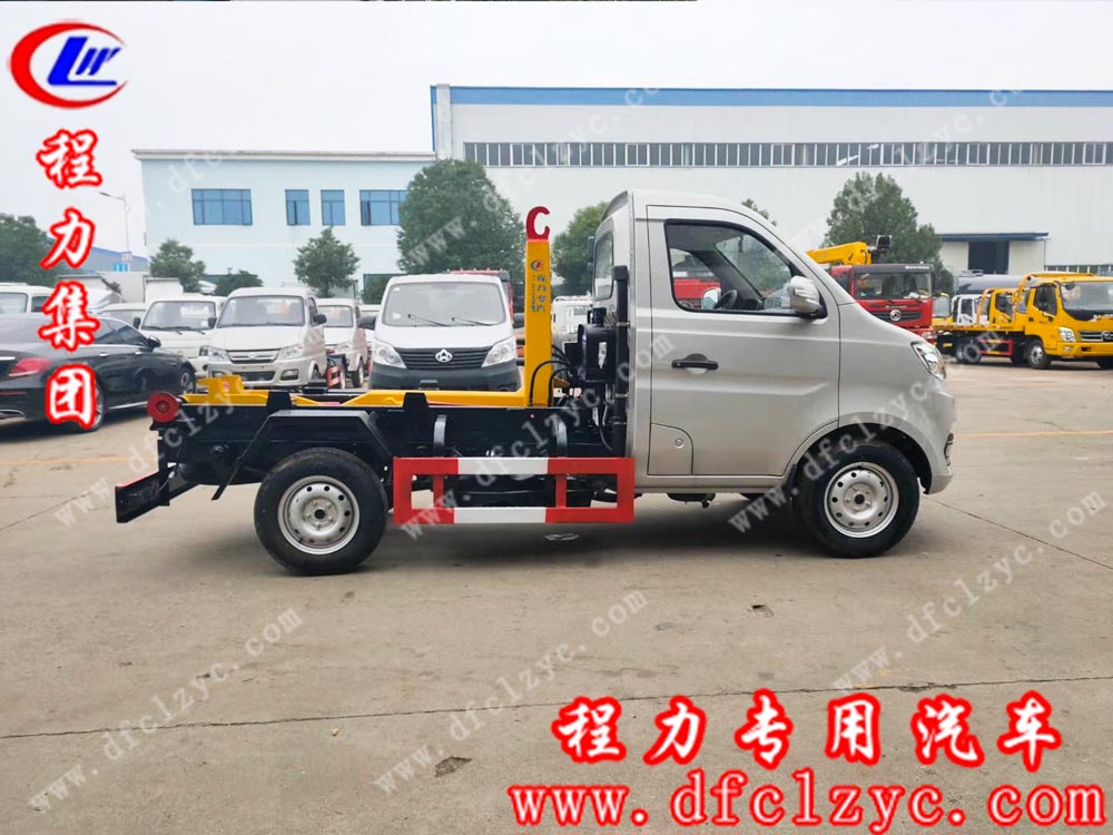 程力集团生的国六长安勾臂垃圾车