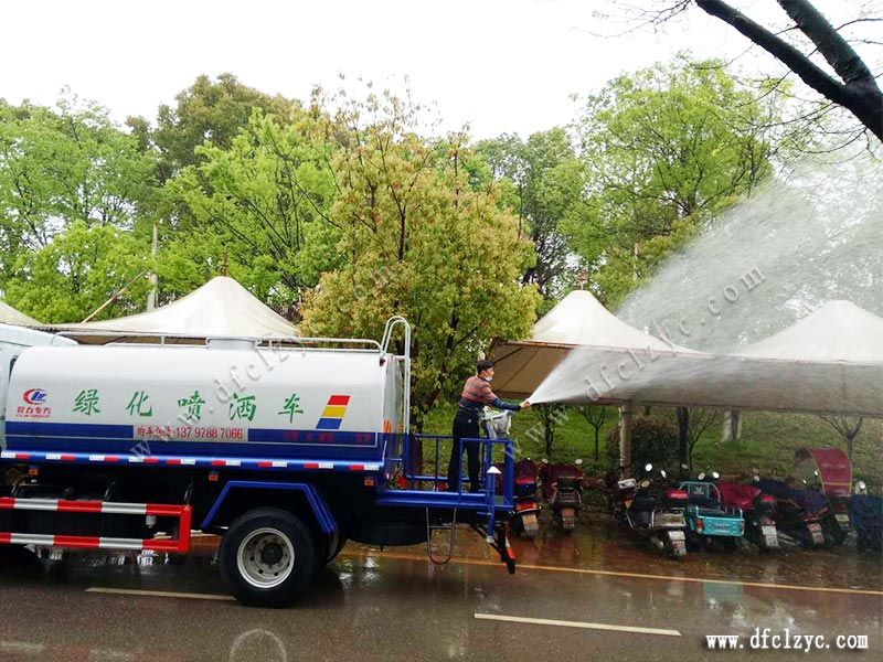 上图为东风D9多功能绿化喷洒车